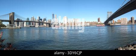 Die Brooklyn Bridge überspannt den Fluss auf der linken Seite des Bildes, während die Manhattan Bridge auf der rechten Seite erscheint. Stockfoto
