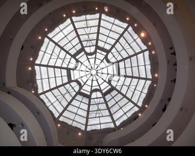 Das Innere des Solomon R. Guggenheim Museums wird vom zentralen Atrium aus gezeigt, mit Blick nach oben zur Glaskuppel. Stockfoto