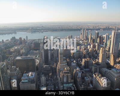 Ein Blick aus der Luft über Midtown Manhattan zeigt eine dichte Ansammlung von Wolkenkratzern, die sich in Richtung des Hudson River erstrecken. Ein Penn Plaza und das kreisförmige Madison. Stockfoto