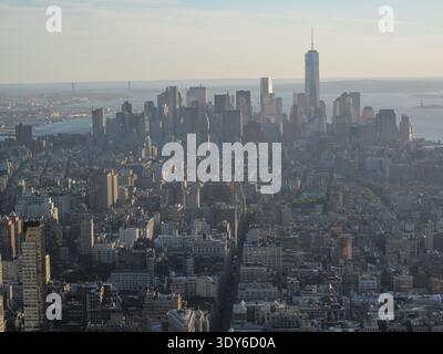 Ein Hochwinkel aus der Luft zeigt die dichte Skyline von Lower Manhattan, dominiert von einem World Trade Center, das sich über den umliegenden Hochhäusern erhebt. Stockfoto