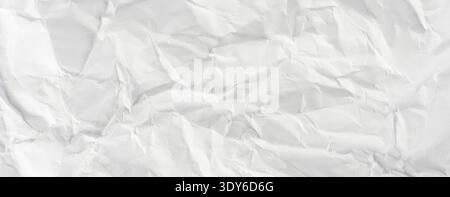 Weiße Papieroberfläche mit zerknitterter Textur und Falten Stockfoto