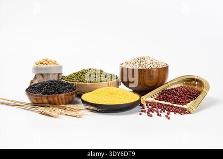 Verschiedene Nährkörner und Bohnen in Schüsseln und Sackleinen Stockfoto