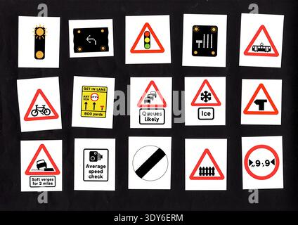 Moderne Straßen- und Verkehrsschilder aus dem Vereinigten Königreich isoliert auf schwarzem Hintergrund. Stockfoto