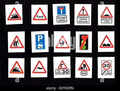 Moderne Straßen- und Verkehrsschilder aus dem Vereinigten Königreich isoliert auf schwarzem Hintergrund. Stockfoto