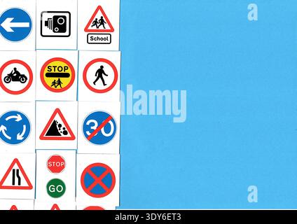 Moderne Straßen- und Verkehrsschilder aus dem Vereinigten Königreich isoliert auf blauem Hintergrund. Stockfoto