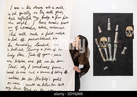 London, Großbritannien. 6. März 2026. Ein Mitarbeiter mit (L) „Ich war in der Dusche mit einer Motte“, 2025, und „Untitled (Hand/Schädel )“, 2015/2026, bei der Eröffnung von „Echo's Bones“, einer neuen Ausstellung von Petra Feriancová in der Galerie Elizabeth Xi Bauer im Exmouth Market. Die Arbeiten des tschechischen Künstlers, die Fotografie, Skulptur und Installation umfassen, sind vom 6. März bis 19. April 2026 zu sehen. Quelle: Stephen Chung / Alamy Live News Stockfoto