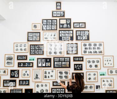 London, Großbritannien. 6. März 2026. Ein Mitarbeiter mit „Found and given 2015/Fossils2026“, 2015/2026, einer pyramidenförmigen Sammlung von Fotografien und Gegenständen, bei der Eröffnung von „Echo's Bones“, einer neuen Ausstellung von Petra Feriancová in der Galerie Elizabeth Xi Bauer auf dem Exmouth Market. Die Arbeiten des tschechischen Künstlers, die Fotografie, Skulptur und Installation umfassen, sind vom 6. März bis 19. April 2026 zu sehen. Quelle: Stephen Chung / Alamy Live News Stockfoto
