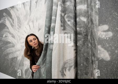 London, Großbritannien. 6. März 2026. Ein Mitarbeiter mit „Anemones“, 2016/2026, bei der Eröffnung von „Echo's Bones“, einer neuen Ausstellung von Petra Feriancová in der Galerie Elizabeth Xi Bauer im Exmouth Market. Die Arbeiten des tschechischen Künstlers, die Fotografie, Skulptur und Installation umfassen, sind vom 6. März bis 19. April 2026 zu sehen. Quelle: Stephen Chung / Alamy Live News Stockfoto
