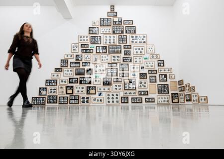 London, Großbritannien. 6. März 2026. Ein Mitarbeiter mit „Found and given 2015/Fossils2026“, 2015/2026, einer pyramidenförmigen Sammlung von Fotografien und Gegenständen, bei der Eröffnung von „Echo's Bones“, einer neuen Ausstellung von Petra Feriancová in der Galerie Elizabeth Xi Bauer auf dem Exmouth Market. Die Arbeiten des tschechischen Künstlers, die Fotografie, Skulptur und Installation umfassen, sind vom 6. März bis 19. April 2026 zu sehen. Quelle: Stephen Chung / Alamy Live News Stockfoto