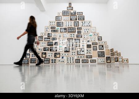 London, Großbritannien. 6. März 2026. Ein Mitarbeiter mit „Found and given 2015/Fossils2026“, 2015/2026, einer pyramidenförmigen Sammlung von Fotografien und Gegenständen, bei der Eröffnung von „Echo's Bones“, einer neuen Ausstellung von Petra Feriancová in der Galerie Elizabeth Xi Bauer auf dem Exmouth Market. Die Arbeiten des tschechischen Künstlers, die Fotografie, Skulptur und Installation umfassen, sind vom 6. März bis 19. April 2026 zu sehen. Quelle: Stephen Chung / Alamy Live News Stockfoto