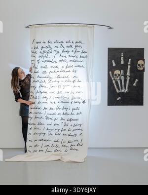 London, Großbritannien. 6. März 2026. Ein Mitarbeiter mit (L) „Ich war in der Dusche mit einer Motte“, 2025, und „Untitled (Hand/Schädel )“, 2015/2026, bei der Eröffnung von „Echo's Bones“, einer neuen Ausstellung von Petra Feriancová in der Galerie Elizabeth Xi Bauer im Exmouth Market. Die Arbeiten des tschechischen Künstlers, die Fotografie, Skulptur und Installation umfassen, sind vom 6. März bis 19. April 2026 zu sehen. Quelle: Stephen Chung / Alamy Live News Stockfoto