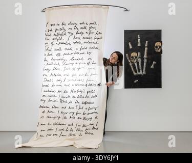 London, Großbritannien. 6. März 2026. Ein Mitarbeiter mit (L) „Ich war in der Dusche mit einer Motte“, 2025, und „Untitled (Hand/Schädel )“, 2015/2026, bei der Eröffnung von „Echo's Bones“, einer neuen Ausstellung von Petra Feriancová in der Galerie Elizabeth Xi Bauer im Exmouth Market. Die Arbeiten des tschechischen Künstlers, die Fotografie, Skulptur und Installation umfassen, sind vom 6. März bis 19. April 2026 zu sehen. Quelle: Stephen Chung / Alamy Live News Stockfoto