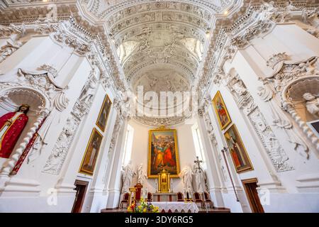 Im Inneren der St. Peter- und Paul-Kirche können Besucher wunderschöne Kunstwerke und Details in Vilnius, Litauen, sehen Stockfoto
