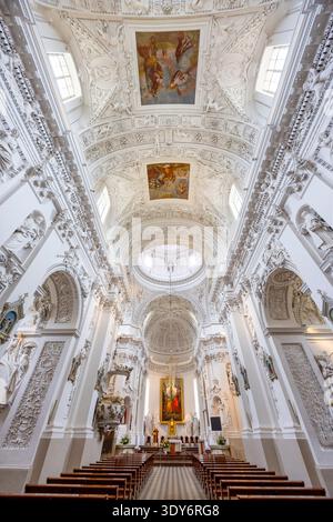Innenansicht der Kirche St. Peter und St. Paul mit detaillierter Architektur und Dekoration in Vilnius Stockfoto