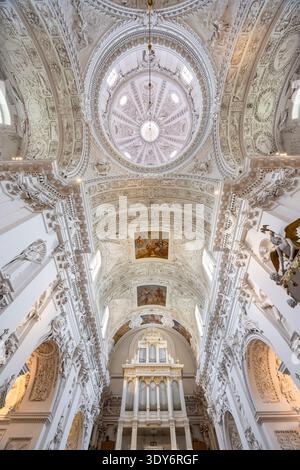 Im Inneren der Kirche St. Peter und St. Paul mit ihrer verzierten Decke und detaillierten Architektur in Vilnius, Litauen Stockfoto