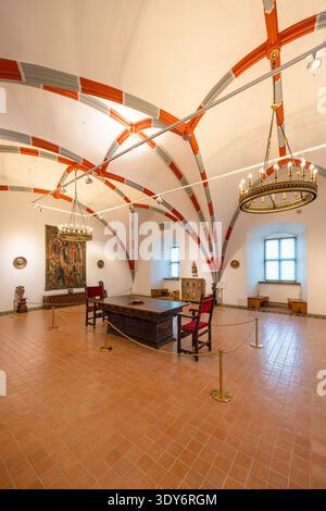 Die gotische Vorkammer verfügt über farbenfrohe Bögen und Möbel im Palast der Großfürsten von Litauen in Vilnius Stockfoto