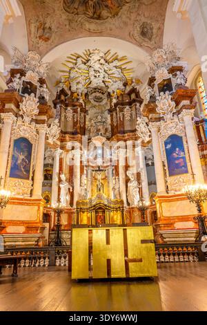 Dekorativer Altar und detaillierte Architektur in einer Kirche in Vilnius, Litauen, mit lebendigen Kunstwerken und historischen Elementen Stockfoto