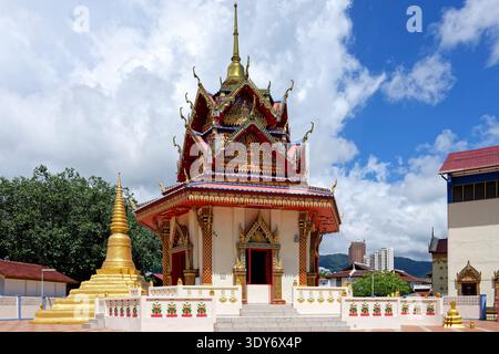 Liegender Buddha und Tempelwächter im Wat Chaiyamangalaram in George Town, Penang, Malaysia Stockfoto