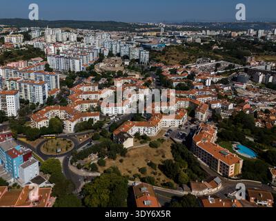 Blick auf geometrische Wohnblöcke im Stadtteil Carnaxide mit Stadtlandschaft in Lissabon, Portugal Stockfoto