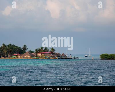 Blick in Richtung Lazy Lizard Bar und Split bei Sonnenaufgang, Caye Caulker, Belize District, Belize Stockfoto