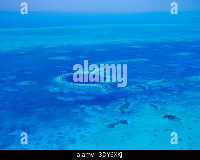Die Erkundung des Great Blue Hole von oben bietet einen atemberaubenden Blick auf das Unterwasser-Sinkhole in Belize Stockfoto