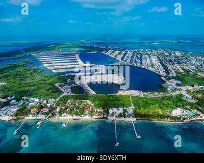 Blick auf Ambergris Caye mit Blick auf die Küste, die Docks und die Wohngebiete von Belize Stockfoto