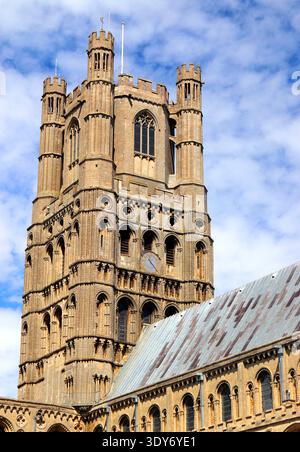 Die Ely Cathedral zeigt im Nachmittagslicht in Cambridgeshire ihren hohen Turm und detaillierte Mauerwerke unter dem Himmel Stockfoto