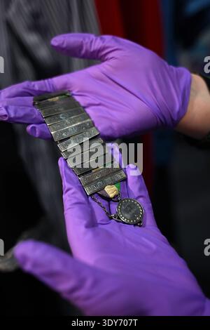 Lange verlorene Medaille der Suffragetten-Chefschwester zum ersten Mal zum internationalen Frauentag 2026. Die Silbermedaille wurde an die Krankenschwester Catherine Pine verliehen , die den Hungerstreik Emmeline Pankhurst behandelte und die Schwestern Christabel und Sylvia Pankhurst vom 8. März 2026 ( INTERNATIONALER FRAUENTAG ) bis 4. Oktober 2026 bei der Verhaftung half. Stockfoto