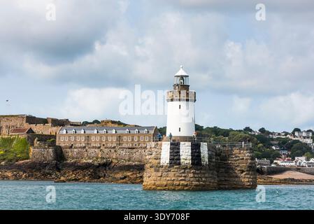 Blick auf den Leuchtturm und das Burgkornet im Hafen von St. peter auf guernsey Island im vereinigten Königreich Stockfoto