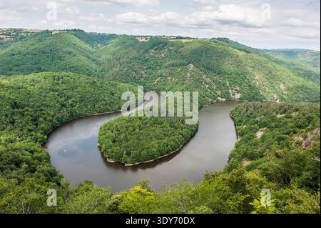 Die Mäander des Sioule River in Queuilles, Puy-de-Dome, Frankreich, bietet gewundene Kurven und grüne Landschaften Stockfoto