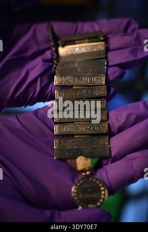 Lange verlorene Medaille der Suffragetten-Chefschwester zum ersten Mal zum internationalen Frauentag 2026. Die Silbermedaille wurde an die Krankenschwester Catherine Pine verliehen , die den Hungerstreik Emmeline Pankhurst behandelte und die Schwestern Christabel und Sylvia Pankhurst vom 8. März 2026 ( INTERNATIONALER FRAUENTAG ) bis 4. Oktober 2026 bei der Verhaftung half. Stockfoto