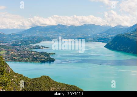 Blick auf den Lac du Bourget vom belvedere von Chambotte in Savoie in Frankreich unter klarem Himmel Stockfoto