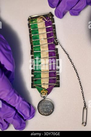 Lange verlorene Medaille der Suffragetten-Chefschwester zum ersten Mal zum internationalen Frauentag 2026. Die Silbermedaille wurde an die Krankenschwester Catherine Pine verliehen , die den Hungerstreik Emmeline Pankhurst behandelte und die Schwestern Christabel und Sylvia Pankhurst vom 8. März 2026 ( INTERNATIONALER FRAUENTAG ) bis 4. Oktober 2026 bei der Verhaftung half. Stockfoto
