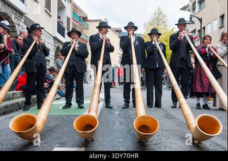 Alphornspieler treten bei einem Festival in Annecy auf, bei dem traditionelle Musik und Kultur in der französischen Region Rhone-Alpes gezeigt werden Stockfoto