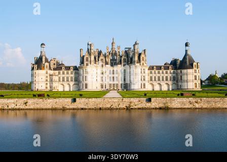 Chateau de Chambord steht an klaren Tagen in der französischen Region Loir-et-Cher am Wasser Stockfoto