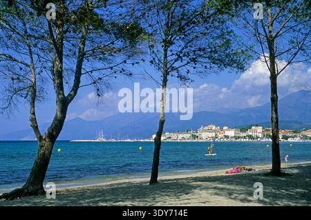 Wunderschöner Blick auf Saint-Florent mit Strand und Bergen im Hintergrund Stockfoto