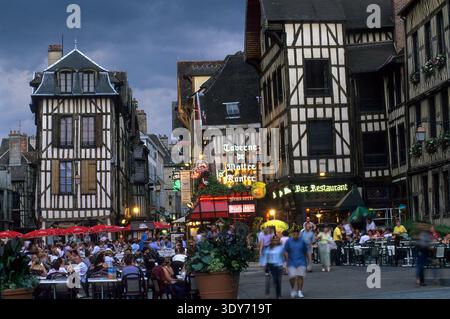 Fachwerkhäuser und Essbereiche in der Champeaux-Straße in Troyes, Departement Aube der Region Champagne-Ardenne, Frankreich Stockfoto