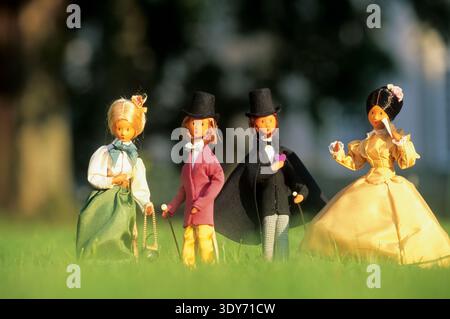 Peynets Puppen zeigen traditionelle Kleidung in einer natürlichen Umgebung Frankreichs während eines Outdoor-Events Stockfoto