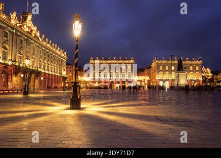 Lichter beleuchten den Place Stanislas in Nancy und zeigen die Architektur und die abendliche Atmosphäre in Lothringen, Frankreich Stockfoto