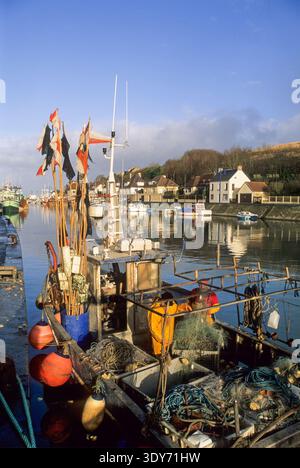 Fischerboot mit bunten Fahnen in Port-en-Bessin an einem sonnigen Tag in der Unternormandie, Nordwesten Frankreichs Stockfoto