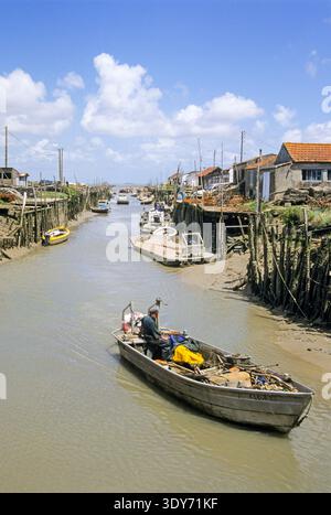 Fischerboote fahren auf der Insel Oleron in der französischen Region Charente-Maritime durch den tideway Stockfoto