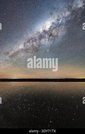 Nachts spiegelt sich der Sternenhimmel im Salzpool in Tolar Grande, Argentinien Stockfoto
