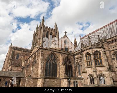 Die Hereford Cathedral zeigt ihre Architektur und Geschichte unter einem teilweise bewölkten Himmel in Herefordshire, England Stockfoto