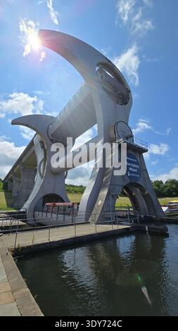 Falkirk Wheel hebt und senkt die Boote zwischen den Kanälen an sonnigen Tagen mit blauem Himmel in Falkirk, Schottland Stockfoto