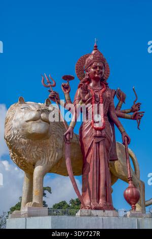 Statue von Maa Durga mit Löwe am Grand Bassin Tempel auf Mauritius zeigt hinduistische Kultur und Spiritualität Stockfoto