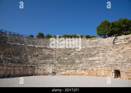 Das griechische Theater wurde im 3. Jahrhundert v. Chr. erbaut und befindet sich in der antiken Stadt Patara, Türkei, und bietet einen Einblick in die antike Architektur und Kultur Stockfoto