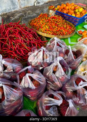 Lokale Händler verkaufen Obst und Gewürze in Banda Neira, wo helle Produkte Käufer auf dem Markt anziehen Stockfoto