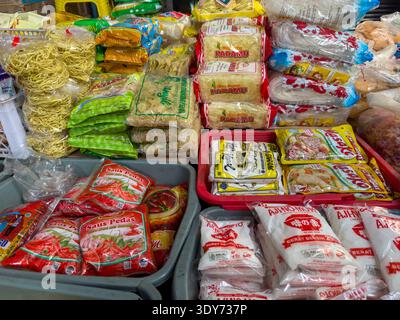 Nudeln zum Verkauf auf dem Waingapu-Markt während der geschäftigen Handelszeiten in Ost-Sumba, Indonesien Stockfoto