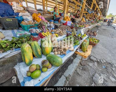 Händler stellen Obst und Gemüse zum Verkauf auf dem Pasar Alok Market in Maumere, Flores, Indonesien, aus Stockfoto