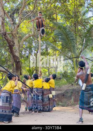 Kulturelle Vorstellung in Liangawo, wo Dorfbewohner traditionelle Fähigkeiten durch Tanz und Klettern auf Flores Island in Indonesien zeigen Stockfoto